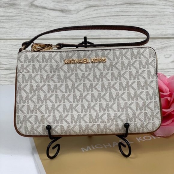 Michael Kors Handbags - ❤️Michael Kors Jet Set Travel LG Wristlet Wallet